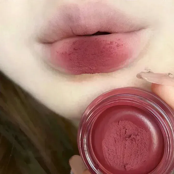 Chất son bùn ban đầu trông có vẻ bột, nhưng khi tán lên môi lại rất mịn màng và mướt.