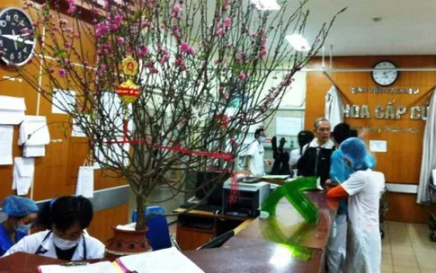 Cô gái đang tẩy trang