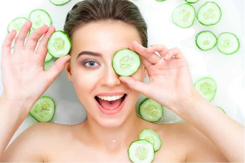 Đắp mặt nạ dưa leo tươi để trị nám
