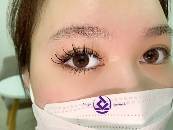 Mắt tròn nên chọn mi có độ dài và độ cong vừa phải để giữ vẻ đẹp tự nhiên