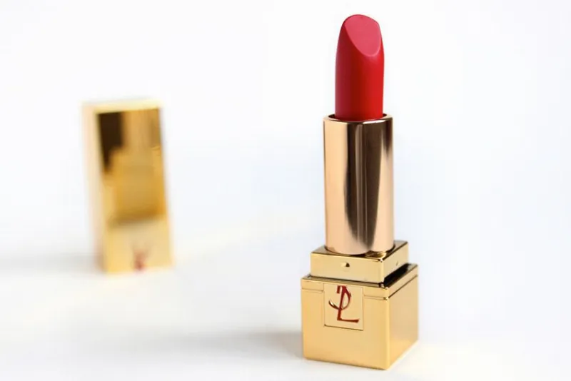 NARS Semi Matte Lipstick in VIP Red - Son đỏ thẫm sang trọng