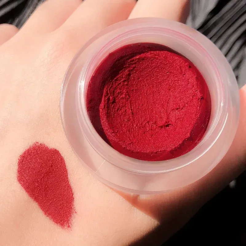 Son bùn đại diện cho sự đổi mới và sáng tạo trong ngành mỹ phẩm.