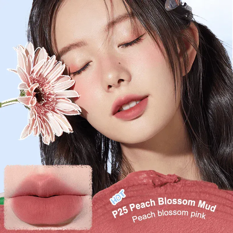 Son bùn Judydoll lên môi mướt mịn.