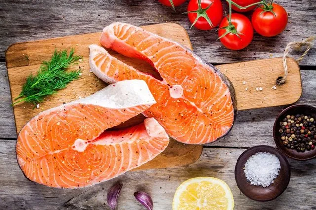 Cá hồi giàu omega-3 tốt cho da.