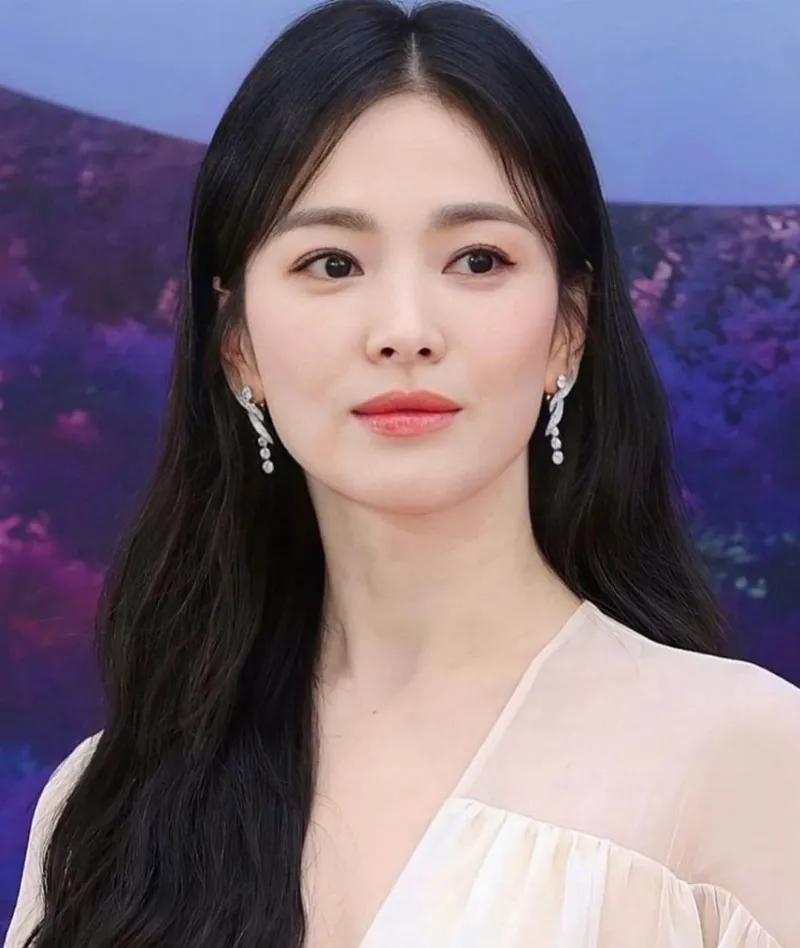 Song Hye Kyo rửa mặt bằng sữa tươi.